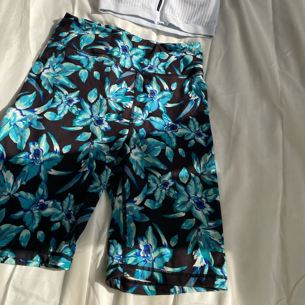 FLOWER WORKOUT SHORTS